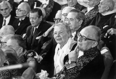 Admisión de Marguerite Yourcenar en la Academia Francesa en París el 22 de enero de 1981: aquí con Maurice Schumann de Unbekannt Unbekannt